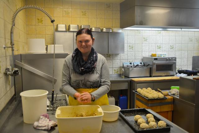 An zwei Tagen pro Woche übernimmt Natalie Schinninger Aufgaben einer Küchengehilfin im Gasthof Schachner.