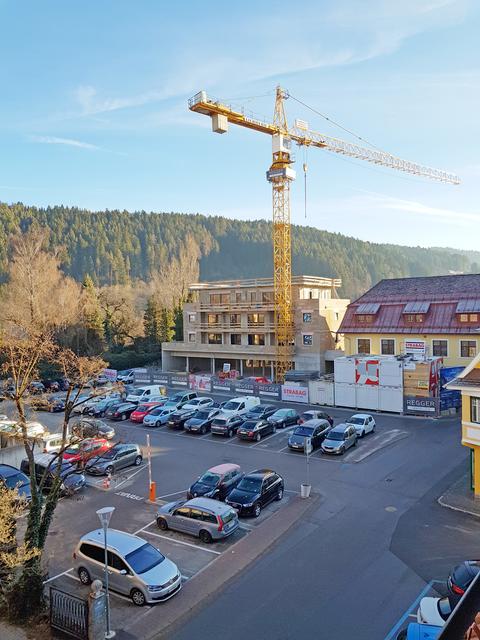 Der Kran beim Rathausmarkt in Spittal wird abgebaut.