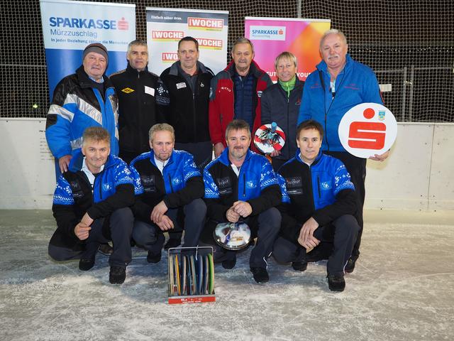 Das Siegerteam TuS Krieglach mit dem zweitplatzierten ESV Massing (vorne), als Gratulanten Bürgermeister Rudolf Hofbauer (li.) und Bezirksobmann Rupert Breitegger.