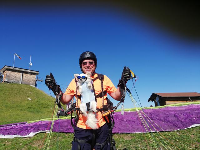 Der kleine Snoopy mit dem Herrchen in luftigen Höhen unterwegs | Foto: Ingeborg Erber