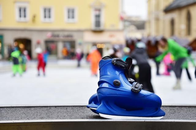 Eislaufen am Rathausplatz in Villach | Foto: Stadt Villach/Karin Wernig