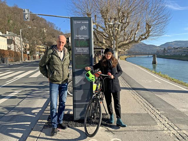 Stadträtin Martina Berthold und Radkoordinator Peter Weiß am Salzachkai bei der neuen Stele.