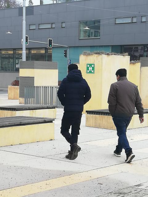 Schlagkräftiges Brüderpaar auf dem Weg ins Gericht.