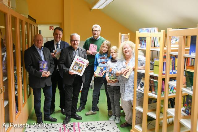 GGR Walter Promitzer, Direktor Ernst Pokorny, Bürgermeister Ferdinand Köck, Martin Vodicka und Ulrike Hübl mit zwei „Bibliothekaren“.