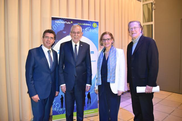 Zukunftsforum eröffent: Bürgermeister Peter Eisenschenk, Bundespräsident Alexander Van der Bellen, Landeshauptfrau Johanna Mikl-Leitner und Neurowissenschafter Joachim Bauer.