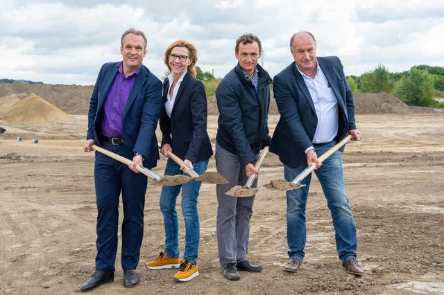 Spatenstich für die neue Pacovis-Zentrale: Geschäftsführer Albin Lintner, Bürgermeisterin Andrea Völkl, Inhaber Michael Eser und Bauamtsdirektor Josef Stadler.