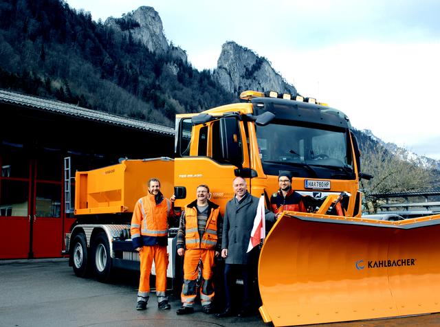 Thomas Kloiber und Johann Palzenberger freuen sich mit Bgm. Stangassinger und WiHo- Leiter Michael Stangassinger über den neuen Lkw.