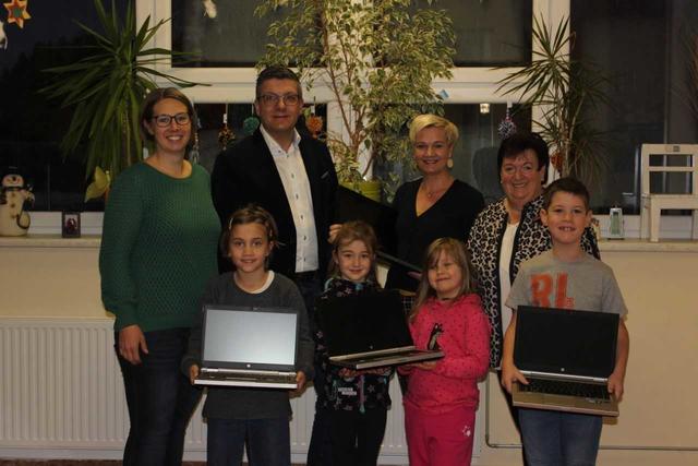 vorne v.l.n.r.: Julia Braunsteiner, Sarah Bromnik, Emilie Hofbauer, Jakob Martin
hinten v.l.n.r.: VBGM Christina Martin, Dipl.-Ing. (FH) Walter Trachsler, Direktorin Silvia Fichtinger, Bürgermeisterin Christa Jager