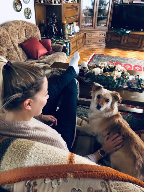 Cindy mit Frauchen auf der Couch | Foto: Petra Mitter