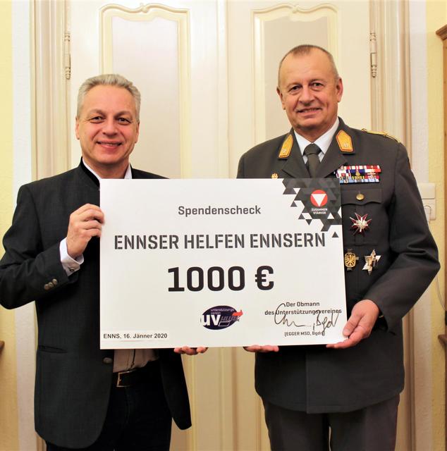 Bürgermeister Franz Stefan Karlinger und Kommandant Brigadier Nikolaus Egger bei der Scheckübergabe.