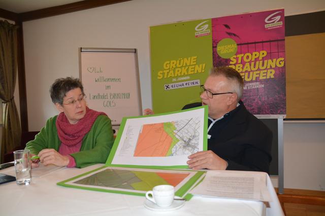 Georg Tischler zeigt das Nationalparkgebiet, in dessen Nähe das Krankenhaus gebaut werden könnte.