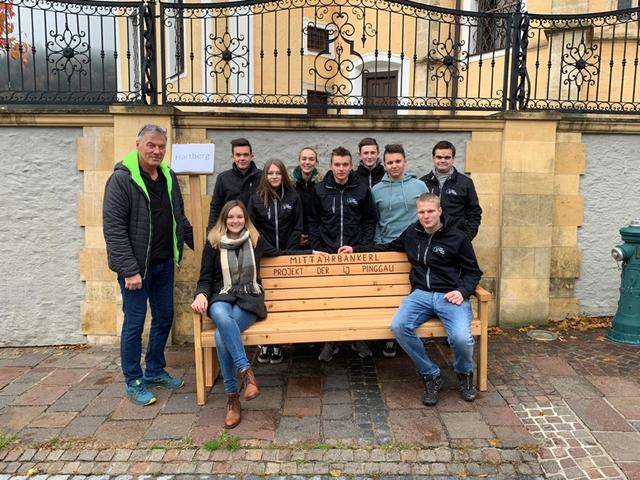 Die Mitglieder der Landjugend-Ortsgruppe Pinggau präsentierten Bürgermeister Leopold Bartsch (l.) ihr „Mitfahrbankerl“.