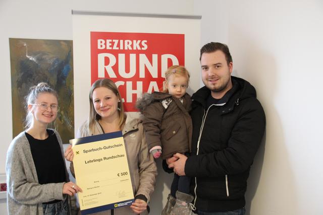 Redakteuerin Anne Alber, die Gewinnerin Lisa Bauer mit Tochter Laura und Mann Wolfgang.