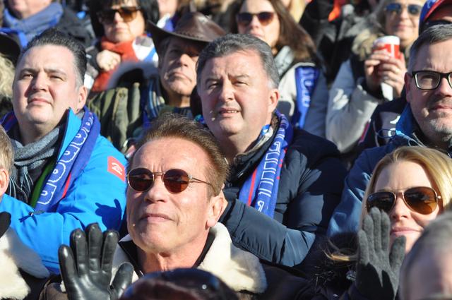 Arnold Schwarzenegger (vo., beim HK-Rennen) lädt zu Charity-Abend.