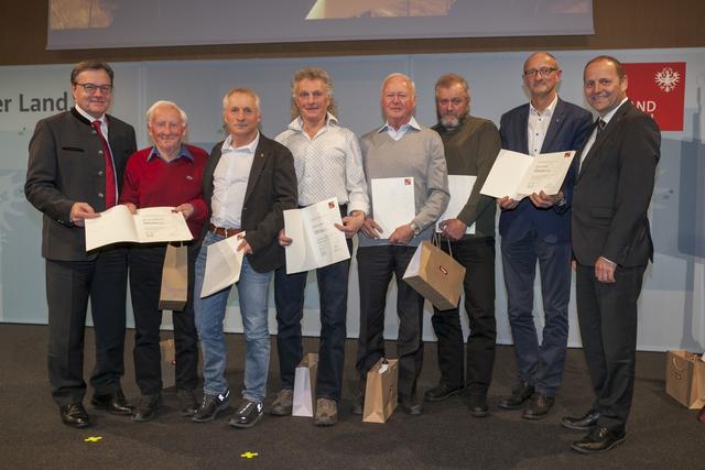 Waren auch in der Zeit des Lawinenjahres 1999 schon im Einsatz: Die Lawinenkommission von Galtür unter dem Vorsitz von Landtagsvizepräsident und Bgm Anton Mattle (2. v. re.) mit LH Günther Platter (li.) und LHStv Josef Geisler (re.).