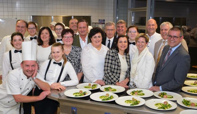 Die Ehrengäste der "fete blanche" mit Koch Robert Klima  Fachvorständin Edith Prillinger und Schülerinnen