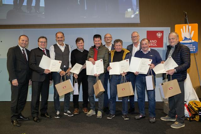 LH.-Stv. Josef Geisler, LH. Günther Platter, Christian Eiterer, Roland Salner, Serafin Siegele, Landtagsvizepräsident Anton Mattle, Franz Huber, Bgm. Werner Kurz (Vorsitzender der LWK Ischgl), Hugo Zangerl und Herbert Jehle. | Foto: Land Tirol / DieFotografen