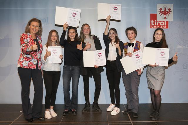 Jugendlandesrätin Patritzia Zoller-Frischauf mit den Siegerinnen beim Landesfinale des Jugendredewettbewerbs 2019 | Foto: Land Tirol/Die Fotografen