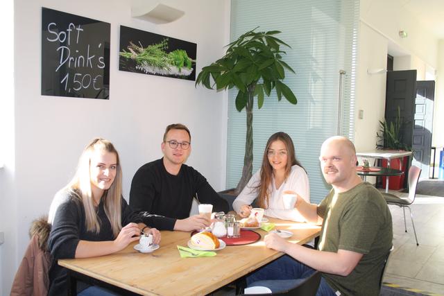 Kaffee-Zeit im Spittl für Vera, Clemens, Julia und Jacques.