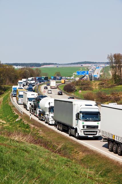 Mit Ende Jänner tritt ein Lastwagen-Transitverbot durch das Ortsgebiet von Lamprechtshausen in Kraft. Ausgewichen wird nun größtenteils übers Innviertel.  | Foto:  outdoorpixel/Fotolia com