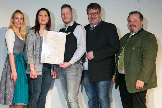V. l.: KultiWirte-Geschäftsführerin Monika Nowotny, Andrea Maier und Philipp Berndl (Stefan Stubm), Laudator Thomas Mayr-Stockinger sowie KultiWirte-Obmann Karl Wögerer.