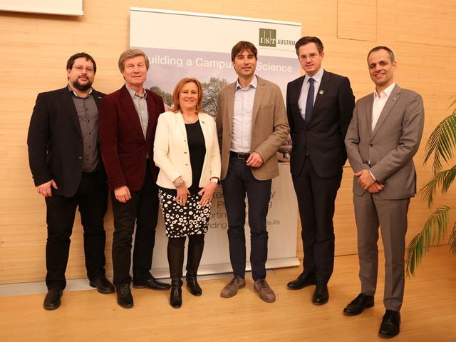 Franz Brenner, Leiter Kulturamt, Rudolf Koch, Direktor der Volkshochschule Urania Klosterneuburg, Bildungsstadträtin Maria-Theresia Eder, Prof Johann Danzl, Bürgermeister ´Stefan Schmuckenschlager, Georg Schneider, Managing Director ISTA | Foto: IST Austria/Heilig