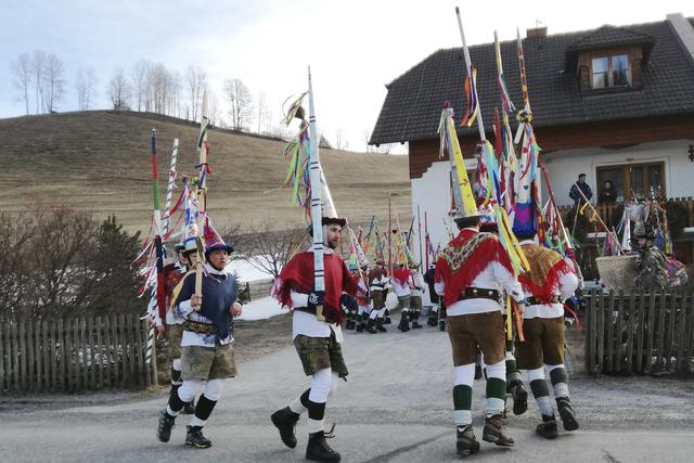 Hier sind die Faschingrenner Krakauebene beim "Radl"-laufen, welches vor jedem Haus gemacht wird, zu sehen.