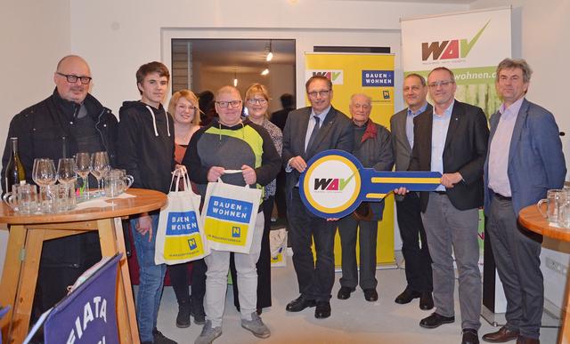 Landtagsabgeordneter Richard Hogl, Bürgermeister Andreas Sedlmayer, Vizebürgermeisterin Martina Böck, Gemeinderat Johann Zechling, Architekt DI Rudolf Schwingenschlögl, Pfarrvikar Mag. Christoph Pfann und WAV-Vorstandsdirektor Manfred Damberger gemeinsam mit den Bewohnern