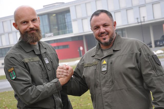 Wehrpflichtige der Miliz als authentische Markenbotschafter der Miliz. Stefan Zitz (l.) und Erwin Ditsios informieren die jungen Grundwehrdiener in Straß.