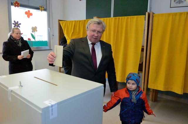 2015 wählte Neunkirchens Bürgermeister Herbert Osterbauer mit "Unterstützung" seines Enkerls.
