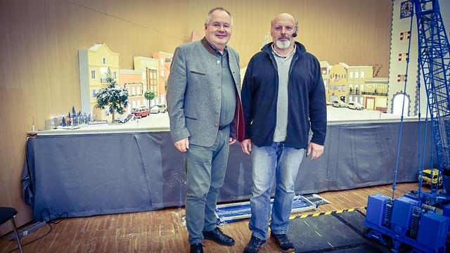Bürgermeister Franz Kieslinger und Johannn Plank vom PSV Wels, der den Modellbauadvent in Wallern veranstaltet