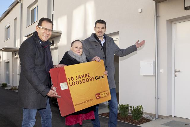 Wolfgang Heindl (Obmann der Loosdorfer Wirtschaft Wolfgang Heindl) Marion Plank (Ehrenobfrau der Loosdorfer Wirtschaft) und Bürgermeister Thomas Vasku. Im Hintergrund ein Haus, welches den Wert der Rabatte (ca. ¼ Mio €) entspricht.
 | Foto: MACHERfotografie 