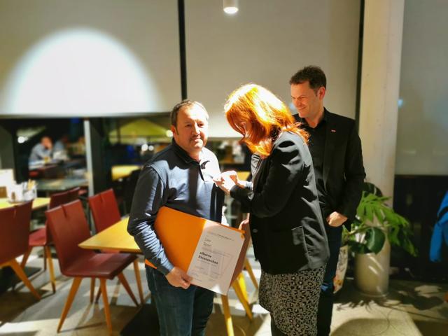 Die WB-Bezirksobfrau Cornelia Hagele verlieh dem scheidenden Ortsobmann Leo Span die silberne Ehrennadel des Wirtschaftsbundes Tirol.