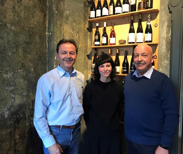 In Berlin erfolgreich im Weingeschäft: Landwirtschaftskammer Präsident Nikolaus Berlakovich, Stefanie Drobits und Kammerdirektor Prof. Otto Prieler