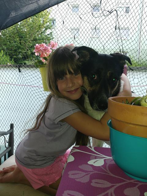 Die kleine Xena wird gekuschelt | Foto: Daniela Dujcik