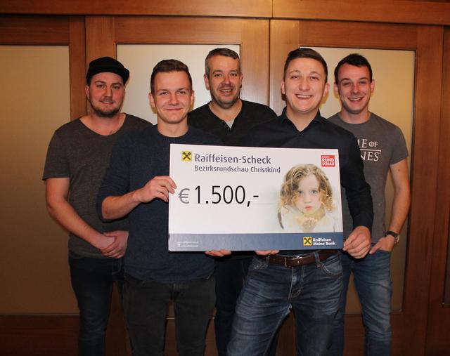 Michael Holzer, Fabian Fröhlich, Wirt Harry Fürlinger, Thomas Raml und Markus Truttenberger (von links) mit dem Spendenscheck fürs BezirksRundschau-Christkind.