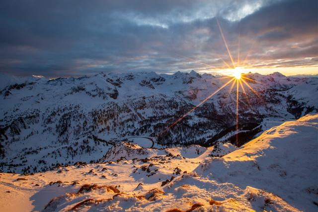 Die Sonnenstrahlen sitzen genau im Gasthofplateau in Flachauwinkl