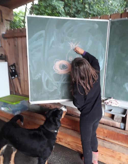 Luna hilft beim Malen | Foto: Tanja Kößl