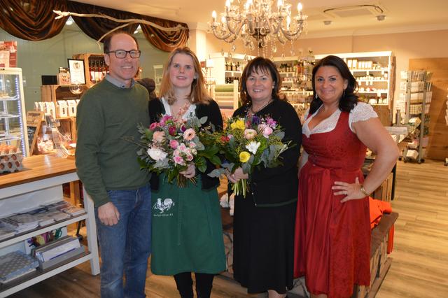 Beim Fünfjahres-Fest von Wakonigs Hofgreißlerei: Christian, Anna und Barbara Wakonig, Manuela Monsberger (Geschäftsführerin Kärntner Raiffeisen Marketing)