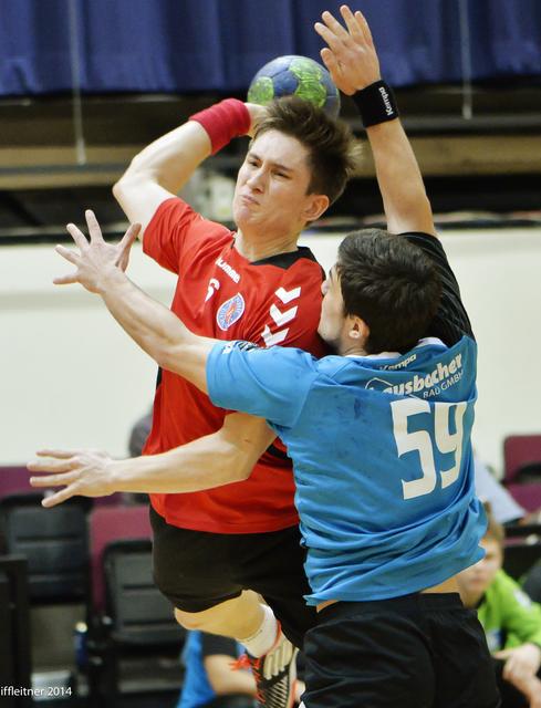 Vom WAT Fünfhaus schaffte es Jakob Jochmann (im roten Dress) ins Männer-Nationalteam. Bei der Europameisterschaft in Wien erzielte er bei der 27:23-Niederlage gegen Kroatien sein erstes EM-Tor. Foto: WAT Fünfhaus/Schiffleitner
