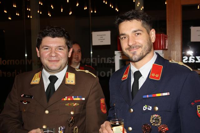 Freunde fachsimpeln: Michell Jamer, der Kommandant der Feuerwehr St. Michael ob Bleiburg (rechts) und sein
Bildeiner Kollege Emmerich Zax.
