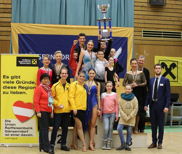 16501 Aufstiegspunkte wurden beim Gänserndorf-Cup ertantanzt
Davon hat der UTSS Raiffeisenbank Gänserndorf 1.462 auf sein Konto buchen können und somit den 1. Platz belegt!
Auf Platz 2 liegt der Wiener Klub Modena mit 1.384 Punkten und den 3. Platz belegt Juventus Wien mit 1.108 Punkten.
