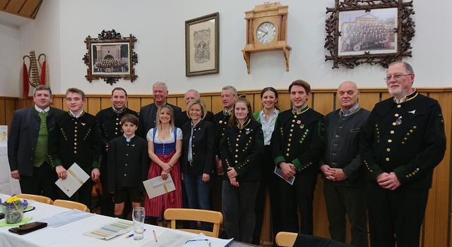 Die Geehrten mit Kapellmeister Josef Morbitzer und Vizekapellmeister Michael Höllwerth sowie den Ehrengästen.