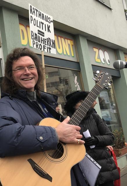Parkdeck prinzipiell Ja - Aber nicht im Schlosspark! Erwin Holub sang gegen das neue Bauprojekt an. 