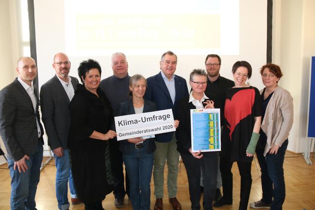v.l.: Moderator Hannes Höller (Klimabündnis AK), Gemeinderat Norbert Horvath (SPÖ), Vize-Bgm.in Margarete Sitz (SPÖ), Martin Neureiter (NEOS), Irene Nemeth (Radlobby), Stadtrat Franz Dinobl (ÖVP), Friederike Zauner (Attac), Umweltgemeinderat Robert Pfisterer (ÖVP), Gemeinderätin Tanja Windbüchler (Grüne), Selina Prünster (Grüne).
