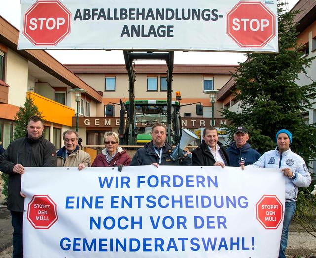 UNSERE Forderung war vollkommen richtig und hat erfolgreich großen DRUCK erzeugt!
(v.l.n.r.) Gerhard Schober, GR Ing. Josef Gaida, Elisabeth Lepka, GR Walter Gall (Obmann FPÖ-Theresienfeld), Nationalratsabgeordneter Peter Schmiedlechner (gf. Bezirksparteiobmann FPÖ Wr. Neustadt), Hermann Kranz (RHVÖ-Präsident) und Adrian Rusu;
