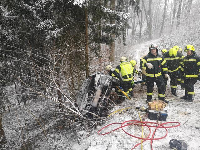 In Zusammenarbeit der Einsatzkräfte konnten die vier Insassen aus dem Fahrzeug befreit werden | Foto: FOTOKERSCHI.AT / FF SCHWERTBERG