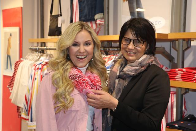 Schlagersängerin Natalie Holzner mit "Nimo"-Geschäftsführerin Ingrid Maier