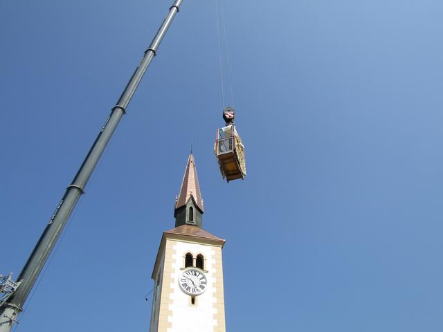 Die Feuerwehr hievte die Turmkreuzkuppel empor | Foto: Andrea Stelzer