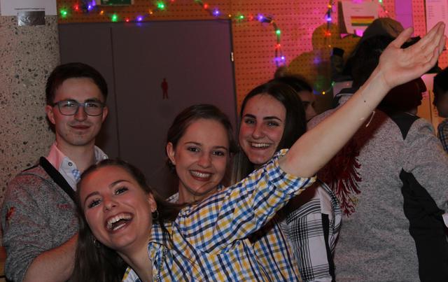 Partystimmung bei Markus Haller, Vanessa Wild, Hannah Ruetz und Nina Ruetz